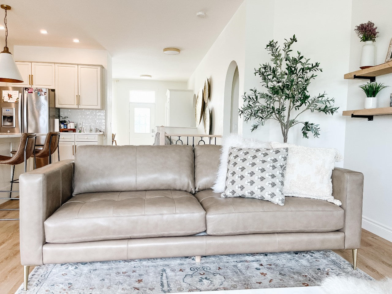 🇨🇦 3795 Vista Leather Sofa - Calgary Furniture Store