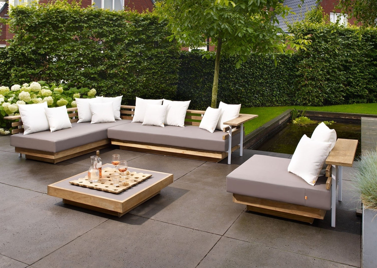 What Top Outdoor Furniture Stores Offer That Others Don’t