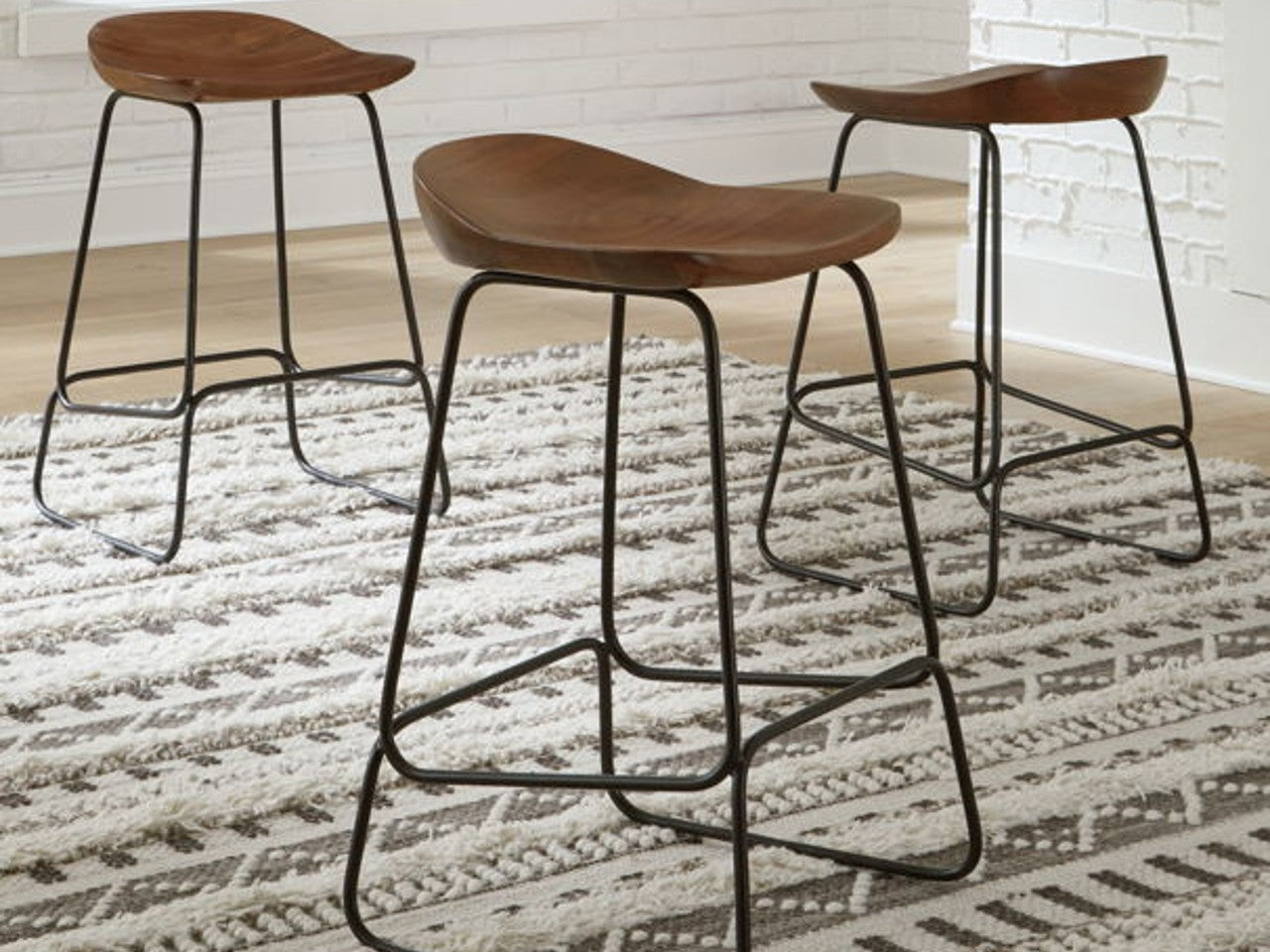 Wilinruck Counter Stool | Calgary Furniture Store